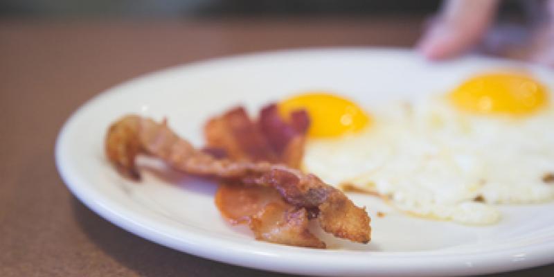 Imagen de huevos fritos y bacon/envatoelements El colesterol alto puede afectar a nuestro rostro