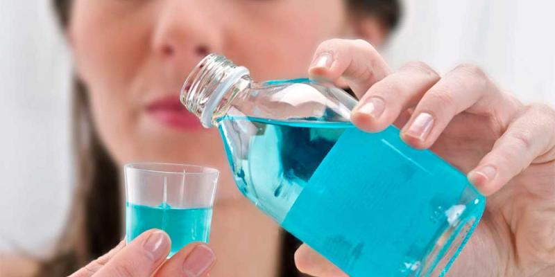 Imagen de una persona tomando un colutorio bucal/Clínica Dental Vallecas Los expertos advierten del uso de los colutorios buscales