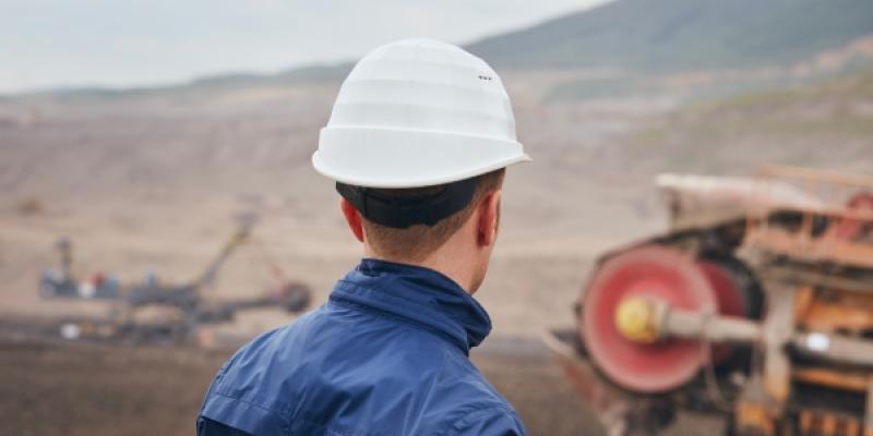 Trabajador extrayendo combustibles fósiles / Envato Trabajador extrayendo combustibles fósiles