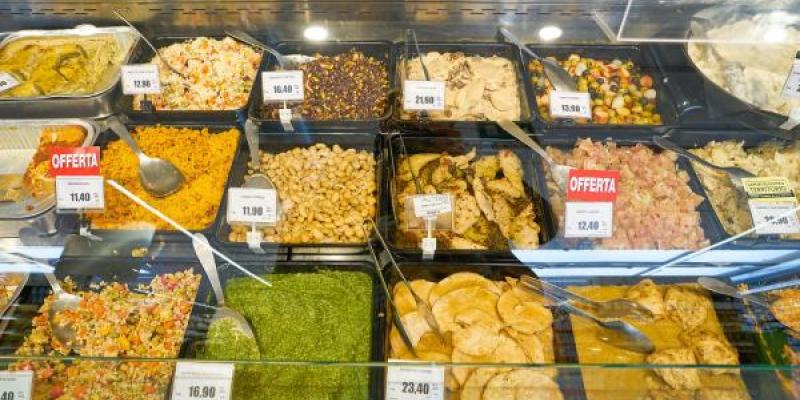 Imagen sobre comida preparada/ 65ymas Comida preparada en un supermercado