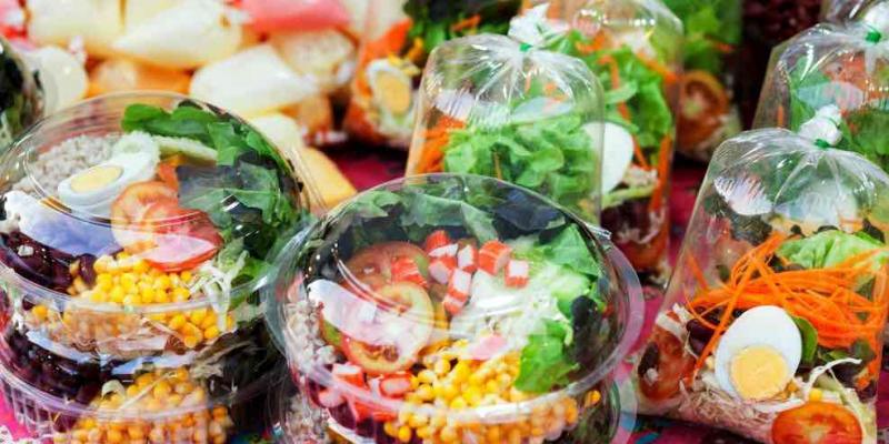emprenda y voluntarios ayudan a los ciudadanos más vulnerables durante el aislamiento Cocinan por ti, empresas de comida a domicilio para personas vulnerables