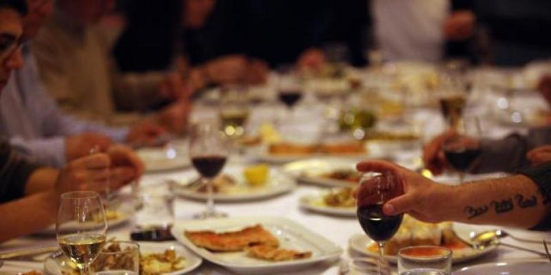 Comidas y cenas de Navidad / La Vanguardia Mesa con comida en Navidad