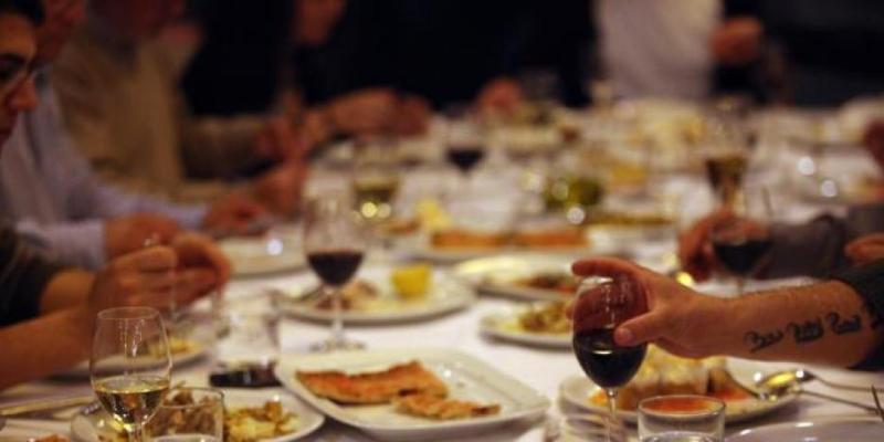 Mesa con comida en Navidad