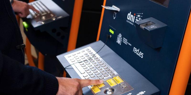 DNI electrónico Persona solicitando el certificado digital del DNI electrónico / Foto: Red.es