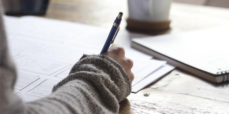 Cotizar sin trabajar Persona haciendo cuentas para saber cómo cotizar sin trabajar / Pixabay