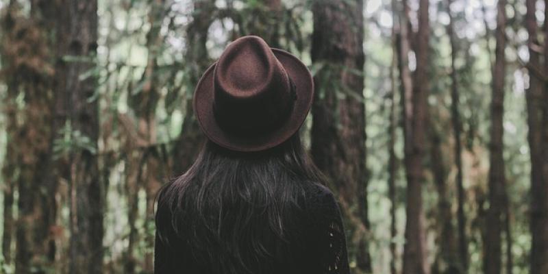 Chica de espaldas con el pelo largo y un sombrero