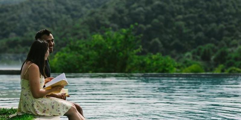 Pareja de enamorados en un lago