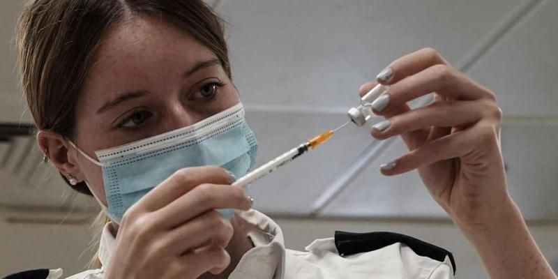 Una enfermera prepara una vacuna de Pfizer