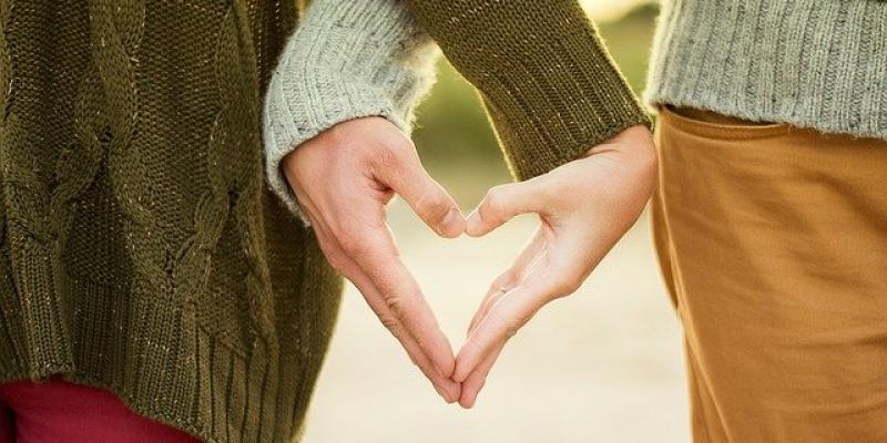 Formalizar una relación de pareja Manos formando un corazón / Pixabay