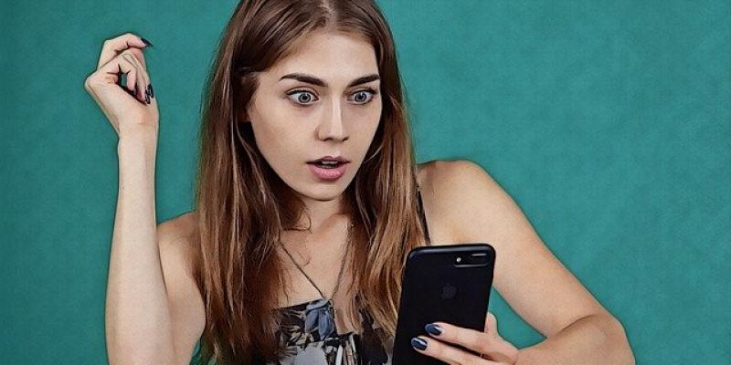 Pixabay Chica impresionada con la publicidad de Facebook en su móvil