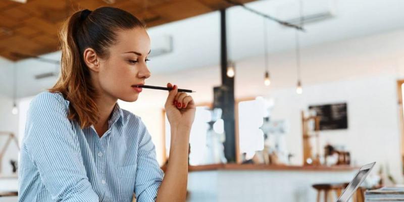 Chica trabajando con un ordenador portátil 