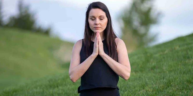 Imagen de una chica meditando/Cuerpomente Cómo comenzar la meditación