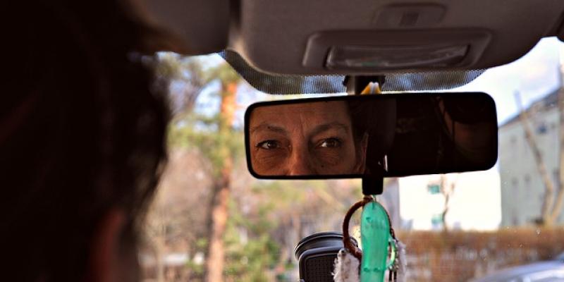 Pasar la ITV Mujer mirando por el retrovisor de un coche / Pixabay