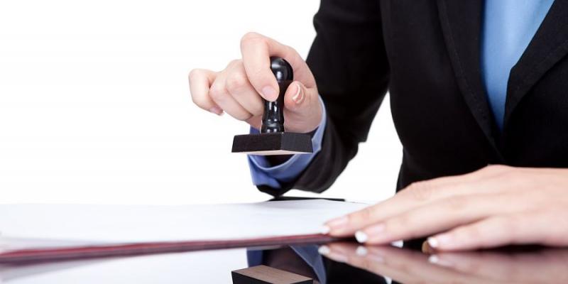 Imagen de una persona poniendo un sello oficial/Vosseler abogados Consideraciones a tener en cuenta para pedir una excedencia laboral