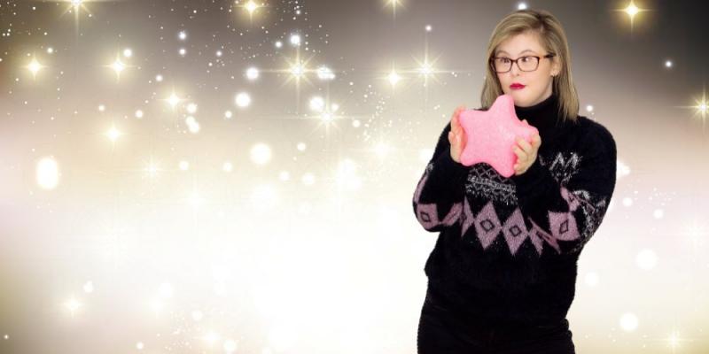 Moda en Navidad con Paola Torres Paola Torres con jersey y motivos navideños
