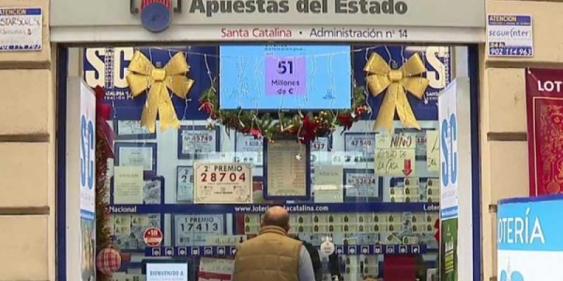 Lotería de Navidad / RTVE Señor en una Administración de Lotería