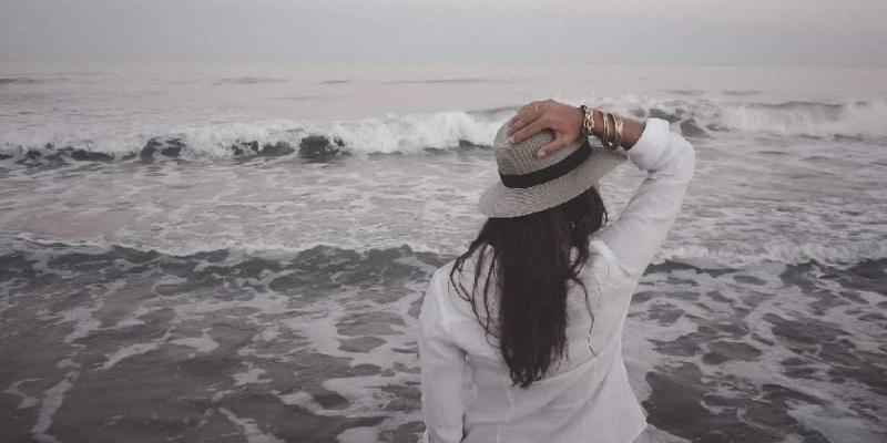 Imagen de una mujer sentada en la playa/Psicología y Mente Por qué tantas mujeres sufren el complejo de Casandra