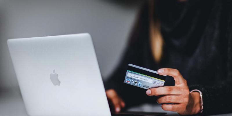 Imagen de un persona haciendo una compra online/GUS El comportamiento del consumidor en el c-commerce