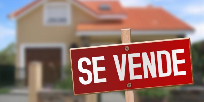Cómo comprar una casa con poco dinero Casa en venta con cartel 'Se vende' / Pixabay