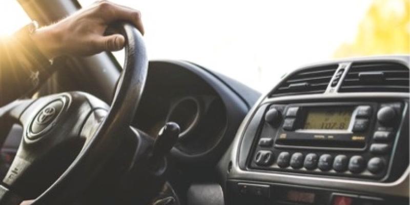 Hombre en un coche Hombre en un coche
