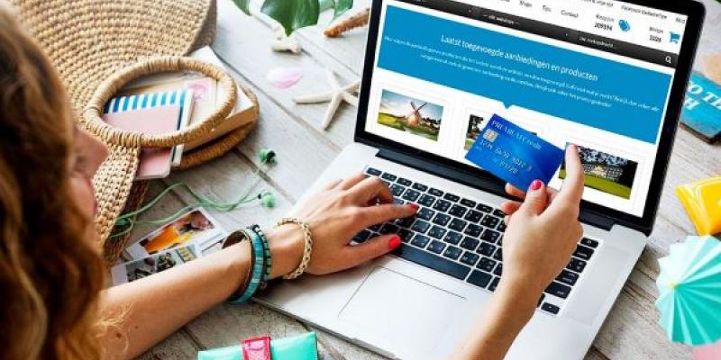 Compras / Extra confidencia Alguien realiza una compra desde un ordenador portátil