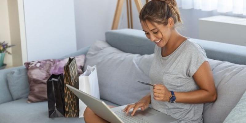 Los problemas de las compras por Internet Una mujer realizando compras por Internet
