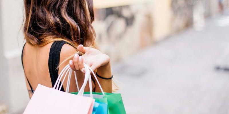 Imagen de una chica con bolsas de compra/Huelva Hoy Los españoles no reducirán sus gastos navideños
