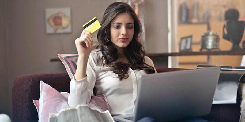 Branded Content / Imagen cedida Chica comprando por Internet de forma segura