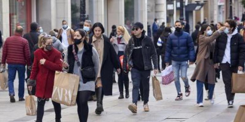 Españoles de compras por la calle de Preciados, Madrid