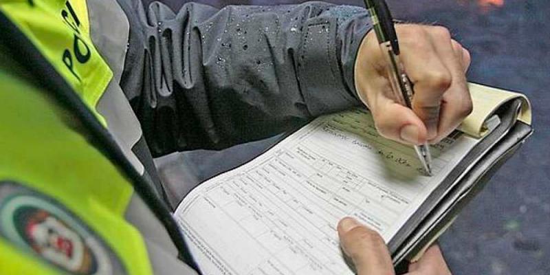 Multa de tráfico Policía poniendo una multa de tráfico / Imagen de Moto1Pro