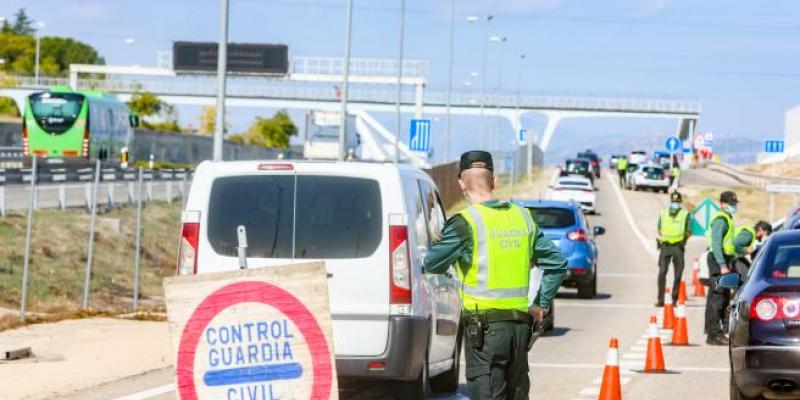 Agentes de la Guardia Civil vigilan durante un control efectuado en kilómetro 19 de la A-6, en la Comunidad de Madrid