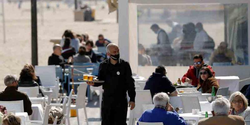 comunidades autónomas / El País Las comunidades autónomas comienzan a imponer sus restricciones ante el avance del Covid - 19