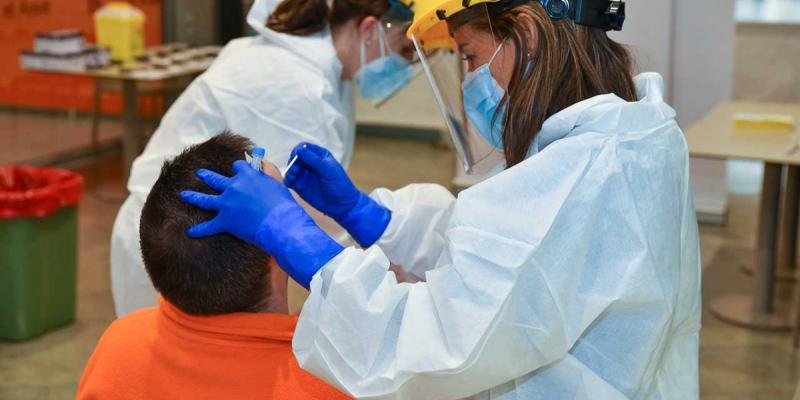 Las comunidades han decidido realizar cribados masivos parea evitar aglomeraciones en los centros sanitarios Cribado voluntario de COVID/Clínica Ponferrada