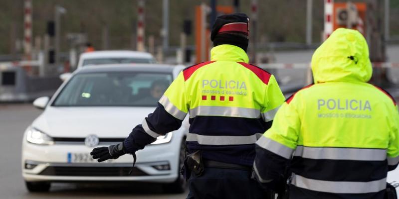 Pareja de policías en Cataluña controlando el cumplimiento de las nuevas restricciones  (Alejandro García - Alejandro García / EFE)