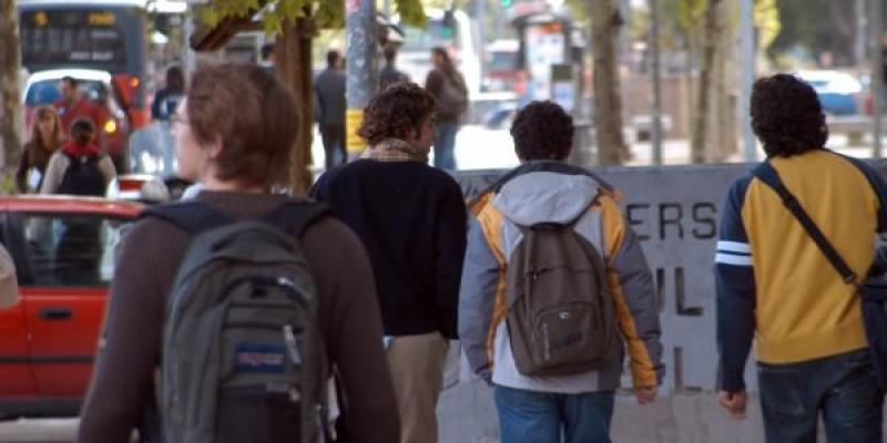 Adolescentes, centro de acoso escolar