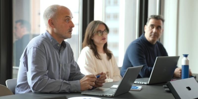 Conciliación laboral / V3rtice Empleados en una reunión de trabajo