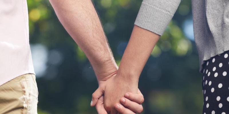 Pareja de hecho / Pixabay Manos de una pareja enlazadas