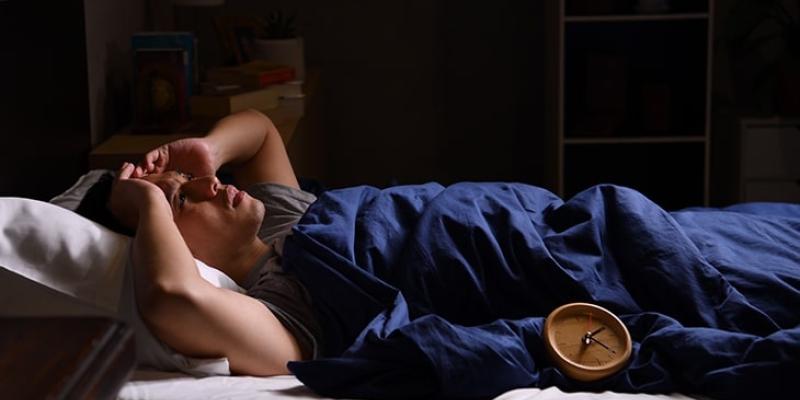 Imagen de un hombre con insomnio/Kern Pharma Biologics Cómo conciliar el sueño y huir del insomnio