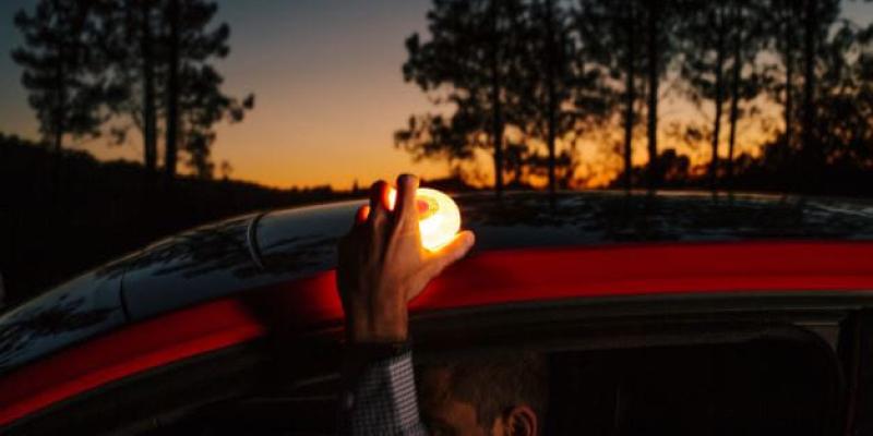 Imagen de una persona con una luz en el coche/Help Flash La conducción temeraria es un peligro para la seguridad vial