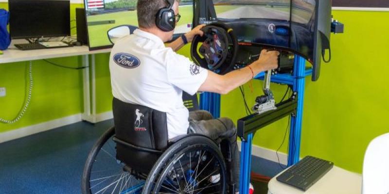 Iván Díaz practica con el simulador de conducir del Hospital Nacional de Parapléjicos