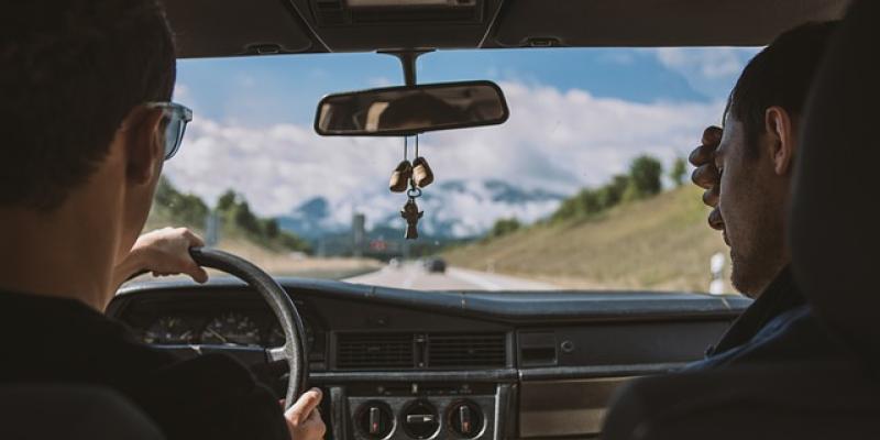 Hombre aprendiendo a conducir - PIXABAY Hombre aprendiendo a conducir