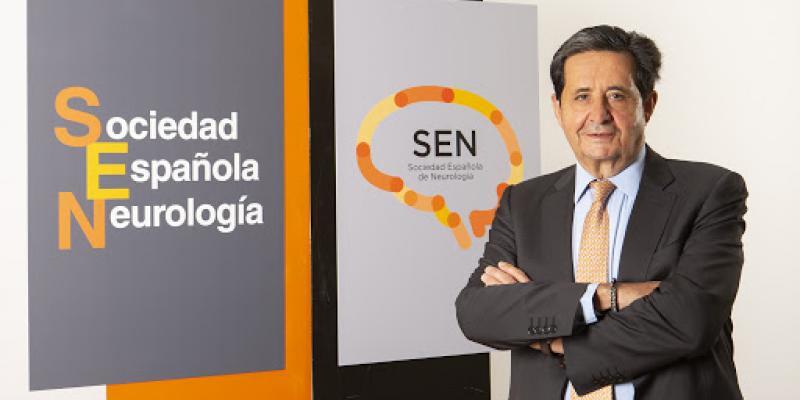 Dr. José Miguel Láinez, junto a un cartel de la SEN 