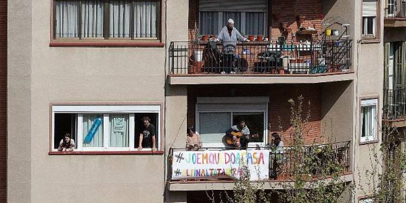 ELISENDA PONS Un edificio de Barcelona con sus vecinos confinados en casa.