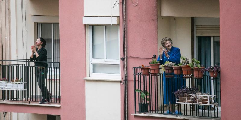 Gracias a los confinamientos se evitaron más de tres millones de muertes Dos mujeres en el balcón/Ethic