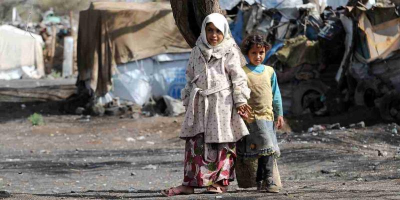 Unos niños son vistos delante de unas tiendas improvisadas en el campamento de refugiados de Darwan en Sana'a, Yemen, el 11 de abril de 2018 [Agencia Mohammed Hamoud/Anadolu]