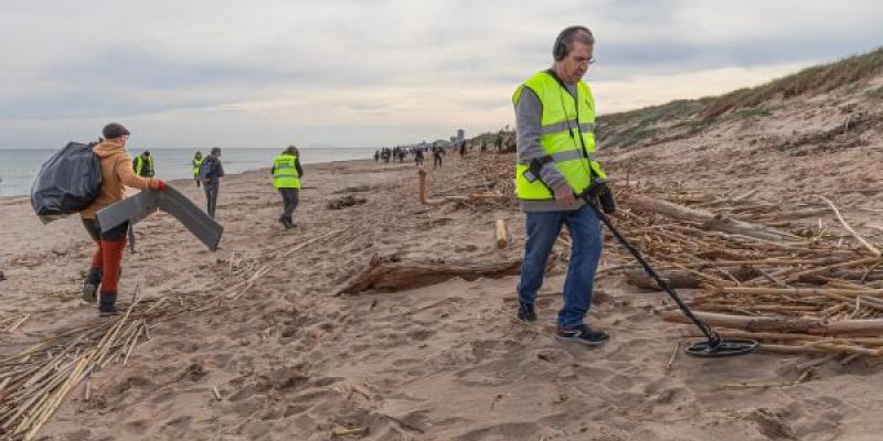 La Dana que sacudió Valencia hace que los voluntarios restauren medioambientalmente los ecosistemas costeros y marinos La dana causó grandes destrozos medioambientales en las playas y ecosistemas marinos