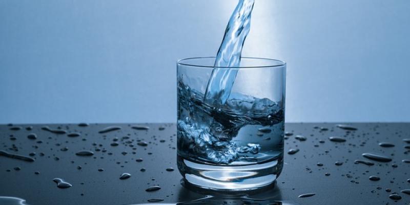 Es importante beber una media de dos litros de agua al día Vaso de agua/Pixabay