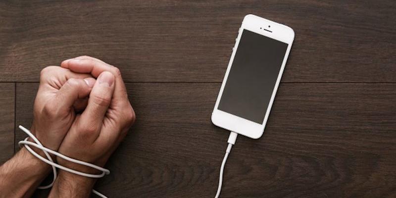 Imagen de unas manos atadas al teléfono móvil/Nexofin La adicción al móvil puede causar efectos físicos y mentales