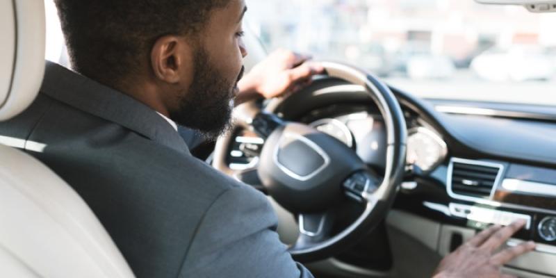 Consejos para ahorrar gasolina - Foto: Envato Elements Hombre conduciendo