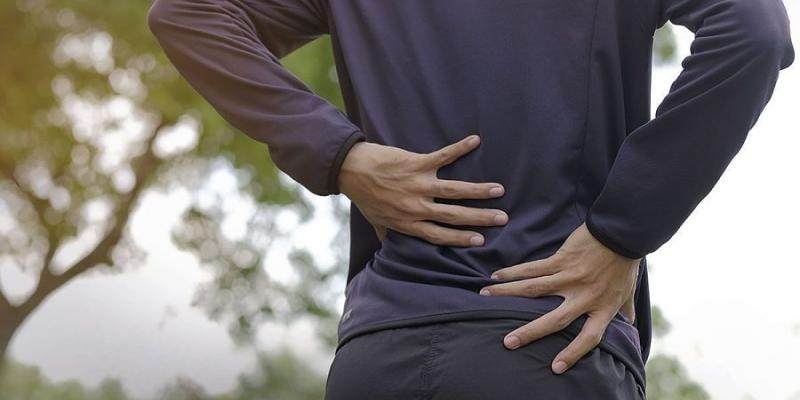 Imagen de un hombre con dolor de lumbar/Madform ¿Cómo puedo aliviar los dolores de la ciática?